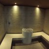 Una sauna minimalista con panchine e pietre.
