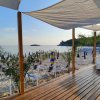 Spiaggia con ombrelloni gialli e blu.