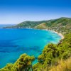 Costa verde, mare blu e colline.