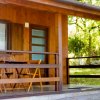 Veranda in legno con tavolo e sedie.
