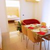 Sala da pranzo moderna con tavolo e sedie.