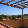 Terrazza con pergolato in legno vista mare e colline.