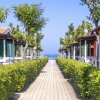 Sentiero tra bungalow con vista mare.