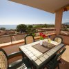 Tavolo su terrazza con vista panoramica.