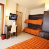 Camera d'albergo con letto a castello e scrivania.