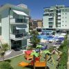 Edifici moderni con piscina e area giochi per bambini.