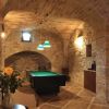 Sala giochi con tavolo da biliardo in una stanza in pietra.