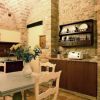 Cucina con tavolo, sedie e pareti in mattoni.