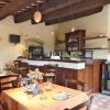 Sala ristorante accogliente con tavoli apparecchiati e bar.