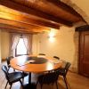 Sala con tavolo rotondo e travi in legno.