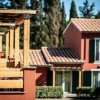 Balconi in legno su edifici rossi con tegole.
