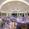 Ristorante elegante con tavoli apparecchiati in viola.