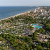 Vista aerea di un campeggio vicino alla spiaggia in una città costiera.