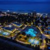 Vista notturna di un villaggio turistico illuminato.
