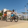 Persone in bicicletta su una pista ciclabile.