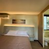 Camera con letto matrimoniale, aria condizionata e bagno.