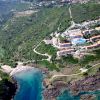 Vista aerea di un villaggio turistico vicino a una cala.