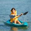 Persona in kayak su acqua calma.