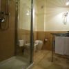 Bagno moderno con cabina doccia, lavabo e WC.
