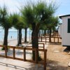 Bungalow vicino alla spiaggia con alberi.