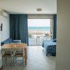 Stanza con tavolo, letto e vista mare.