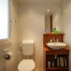 Bagno moderno con wc, lavandino e mensole.