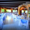 Sala ristorante elegante con tavoli apparecchiati.