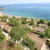 Bungalow tra gli alberi vicino al mare.