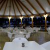 Sala ristorante con tavoli e sedie bianche.