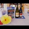 Bottiglie di vino e un menu su un tavolo elegante con fiori.