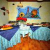 Tavoli riccamente decorati con teli blu e piatti di cibo, in una sala dal tema marinaro.
