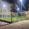Campo da padel illuminato di notte.