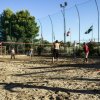 Campo da beach volley con persone che giocano.