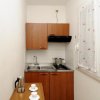 Cucina compatta con tazze e caffettiera.
