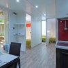 Cucina moderna con vista su camere e veranda.