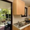 Cucina aperta su terrazza verde.