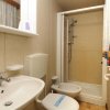 Bagno compatto con doccia, lavandino e bidet.