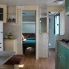 Interno di una roulotte con cucina e tavolo.