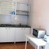 Cucina con elettrodomestici su un tavolo.