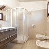 Bagno moderno con doccia semicircolare.