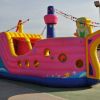 Gioco gonfiabile colorato a forma di nave.