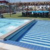 Piscina con vasca adiacente e area relax.