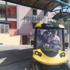 Golf cart giallo con persone all'interno.