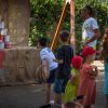 Bambini che osservano una scena di barattoli in un parco giochi all'aperto.