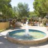 Fontana circolare vicino a un parco giochi.