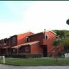 Complesso di edifici rossi con il cartello 