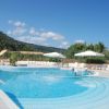 Piscina all'aperto con sedie a sdraio.