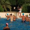 Gruppo in piscina seguendo un istruttore.