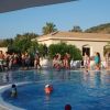 Persone camminano vicino alla piscina all'aperto.