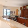 Reception con scrivania curva e schedario.